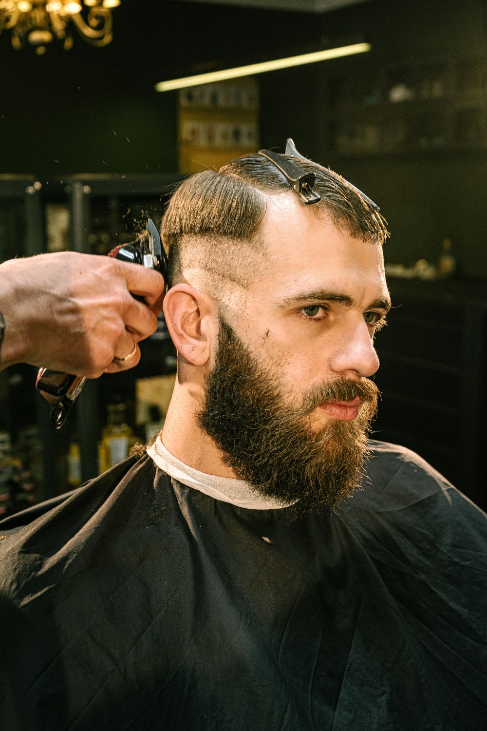 Detalle de estilo y acabado en barbería