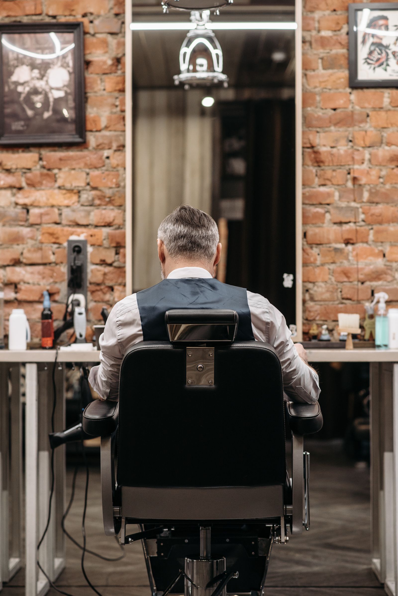 Barbero atendiendo a un cliente en la silla