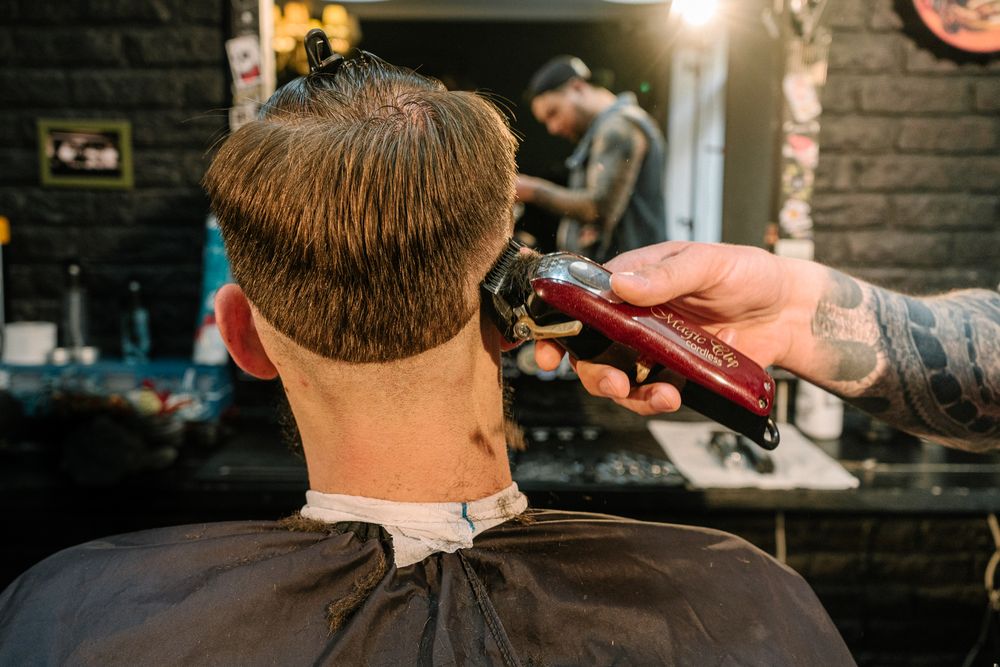 Máquina de barbero en pleno corte